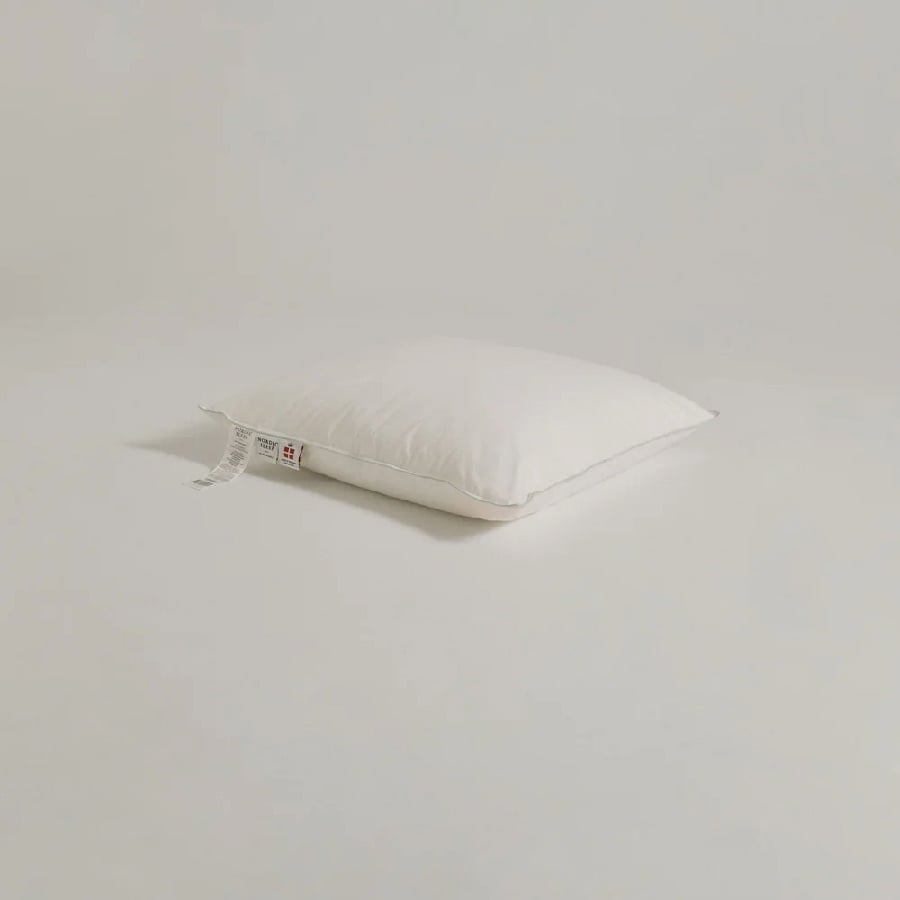 Medium Høj Hovedpude med Fyld af Flossflakes bio & Genanvendt Polyester & Betræk i 100% Bomuld fra Nordic Sleep by Flossflakes | 50x60 cm - OUTLET hos unqiuebeds, home & living