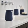 NOVA ONE Sæbedispenser fra ZONE Denmark | Blå | Ø8x11,5 cm - OUTLET hos uniquebeds, home & living 1