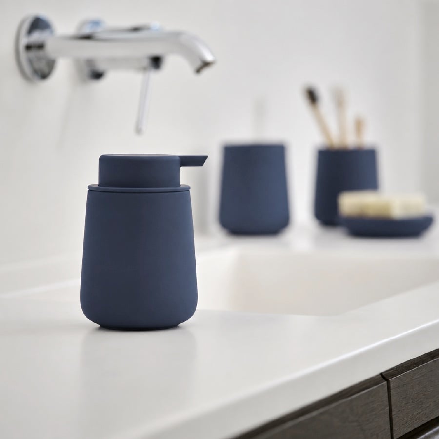 NOVA ONE Sæbedispenser fra ZONE Denmark | Blå | Ø8x11,5 cm - OUTLET hos uniquebeds, home & living 1