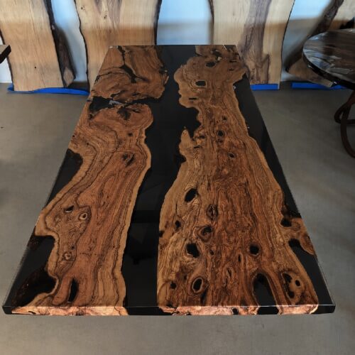 Svendborg Snedker Spisebord i Sort Epoxy & Massiv Valnød eller Eg fra Unique Handmade Furniture | Med Lige eller Naturlige kanter | B:100cm x L:120-500cm. | Cirka 6 Centimeter Tyk