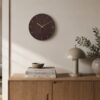 Vægur i Trælook med Messing Detaljer fra House Nordic | Ø30 cm - OUTLET hos uniquebeds, home & living