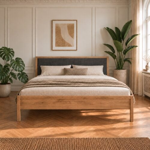 Freja Snedker Sengeramme i Massiv FSC Egetræ og Naturolie med Antracit Uld på Sengegavlen fra Organic Sleep
