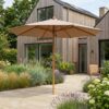 ai-miljoe-1-austin-luksus-parasol-med-tilt-i-sandfarvet-dug-med-l-der-og-massiv-tr-stok-fra-house-nordic-300-cm-175970 Austin Luksus Parasol med tilt i Sandfarvet dug med læder og Massiv Træstok Fra House Nordic | ø300 cm - Billede 1