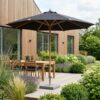 ai-miljoe-1-austin-parasol-i-sort-med-tr-stok-fra-house-nordic-300-cm-175968 Austin Parasol i Sort med Træstok Fra House Nordic | ø300 cm - Billede 1