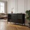 ai-miljoe-1-dalby-sk-nk-i-sort-st-l-med-2-glasl-ger-og-3-skuffer-fra-house-nordic-140x40x85-cm-160291 Dalby Skænk i Sort Stål med 2 Glaslåger og 3 skuffer fra House Nordic | 140x40x85 cm - Billede 1