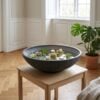 ai-miljoe-1-fleuriste-vandblomst-fad-i-m-rkegr-fra-house-nordic-60xh16-5cm-223013 Fleuriste Vandblomst-Fad i Mørkegrå fra House Nordic | Ø60xH16.5cm - Billede 1