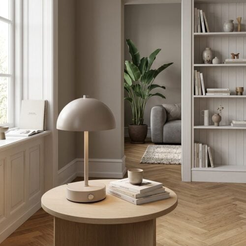 Holt Genopladelig LED Bordlampe i Sand/Stål Fra House Nordic | Metal - Ø15 x H25 cm - Billede 1