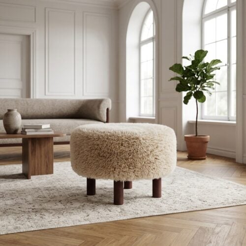 Inverness Puf i Beige/lysebrun imiteret pels med Massive træben Fra House Nordic | ø50x33 cm - Billede 1