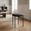 ai-miljoe-1-pelican-taburet-i-polyester-med-sort-metal-stel-fra-unique-furniture-b43-5xh48xd43-5cm-210434 Pelican Taburet i Polyester med Sort Metal Stel fra Unique Furniture | B43,5xH48xD43,5cm - Billede 1