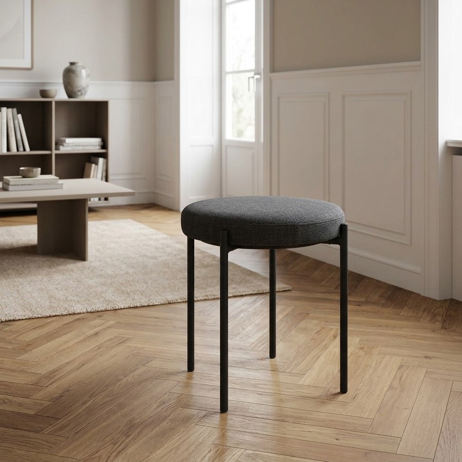 ai-miljoe-1-pelican-taburet-i-polyester-med-sort-metal-stel-fra-unique-furniture-b43-5xh48xd43-5cm-210434 Pelican Taburet i Polyester med Sort Metal Stel fra Unique Furniture | B43,5xH48xD43,5cm - Billede 1