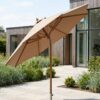 ai-miljoe-2-austin-luksus-parasol-med-tilt-i-sandfarvet-dug-med-l-der-og-massiv-tr-stok-fra-house-nordic-300-cm-175970 Austin Luksus Parasol med tilt i Sandfarvet dug med læder og Massiv Træstok Fra House Nordic | ø300 cm - Billede 2