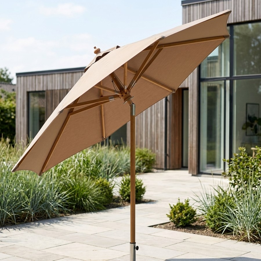 ai-miljoe-2-austin-luksus-parasol-med-tilt-i-sandfarvet-dug-med-l-der-og-massiv-tr-stok-fra-house-nordic-300-cm-175970 Austin Luksus Parasol med tilt i Sandfarvet dug med læder og Massiv Træstok Fra House Nordic | ø300 cm - Billede 2