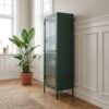 ai-miljoe-2-bronco-vitrineskab-i-fyrregr-n-st-l-og-glas-med-guldfarvet-h-ndtag-fra-unique-furniture-40x58x160cm-236688 Bronco Vitrineskab i Fyrregrøn Stål og Glas med Guldfarvet Håndtag fra Unique Furniture | 40x58x160cm - Billede 2