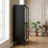 ai-miljoe-2-bronco-vitrineskab-i-sort-st-l-og-glas-med-guldfarvet-greb-fra-unique-furniture-40x111x140cm-236475 Bronco Vitrineskab i Sort Stål og Glas med Guldfarvet Greb fra Unique Furniture | 40x111x140cm - Billede 2