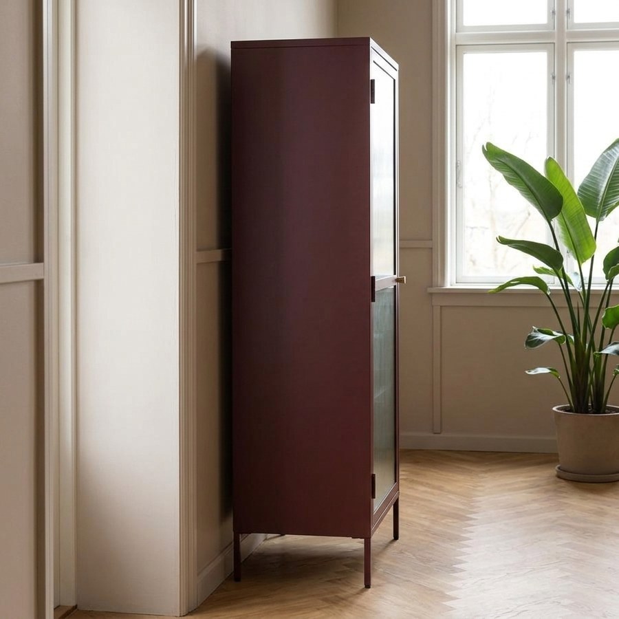 Bronco Vitrineskab i Vinrød Stål med Riflet Glasfront og Guldhåndtag fra Unique Furniture | 40x58x160cm - Billede 2