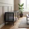 ai-miljoe-2-carmel-tv-b-nk-i-sort-st-l-med-glasfront-og-gyldne-h-ndtag-fra-unique-furniture-40x132x52cm-237062 Carmel TV Bænk i Sort Stål med Glasfront og Gyldne Håndtag fra Unique Furniture | 40x132x52cm - Billede 2