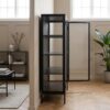 ai-miljoe-2-carmel-vitrineskab-i-sort-st-l-med-glasfronter-og-gyldne-h-ndtag-fra-unique-furniture-40x110x140cm-236803 Carmel Vitrineskab i Sort Stål med Glasfronter og Gyldne Håndtag fra Unique Furniture | 40x110x140cm - Billede 2