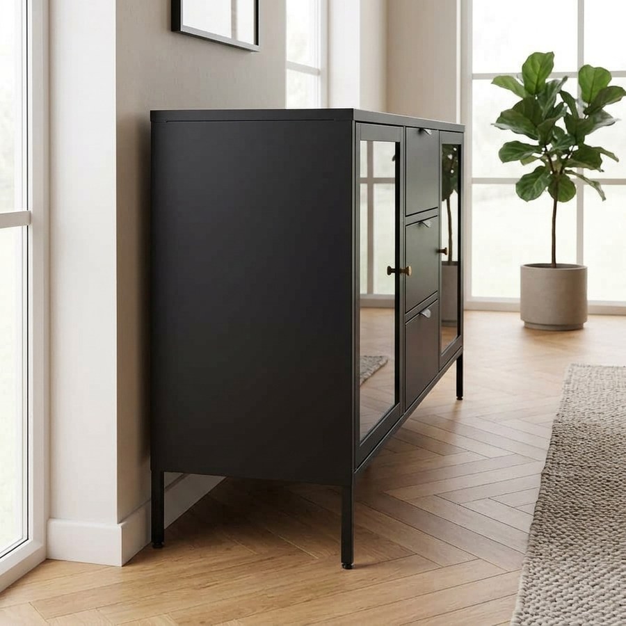 ai-miljoe-2-dalby-sk-nk-i-sort-st-l-med-2-glasl-ger-og-3-skuffer-fra-house-nordic-140x40x85-cm-160291 Dalby Skænk i Sort Stål med 2 Glaslåger og 3 skuffer fra House Nordic | 140x40x85 cm - Billede 2
