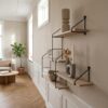 ai-miljoe-2-harlem-hylde-4-tr-hylder-forskudt-med-sort-stel-fra-house-nordic-161604 Harlem Hylde, 4 træhylder forskudt med sort stel fra House Nordic - Billede 2