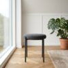 ai-miljoe-2-pelican-taburet-i-polyester-med-sort-metal-stel-fra-unique-furniture-b43-5xh48xd43-5cm-210434 Pelican Taburet i Polyester med Sort Metal Stel fra Unique Furniture | B43,5xH48xD43,5cm - Billede 2