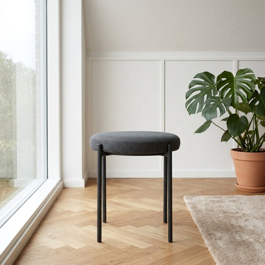 ai-miljoe-2-pelican-taburet-i-polyester-med-sort-metal-stel-fra-unique-furniture-b43-5xh48xd43-5cm-210434 Pelican Taburet i Polyester med Sort Metal Stel fra Unique Furniture | B43,5xH48xD43,5cm - Billede 2