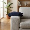 ai-miljoe-2-santos-plaid-i-m-rkebl-fra-house-nordic-genanvendt-bomuld-130x170-cm-188407 Santos Plaid i Mørkeblå Fra House Nordic | Genanvendt Bomuld - 130x170 cm - Billede 2