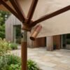ai-miljoe-3-austin-luksus-parasol-med-tilt-i-sandfarvet-dug-med-l-der-og-massiv-tr-stok-fra-house-nordic-300-cm-175970 Austin Luksus Parasol med tilt i Sandfarvet dug med læder og Massiv Træstok Fra House Nordic | ø300 cm - Billede 3