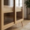 ai-miljoe-3-barrali-vitrineskab-i-natur-egetr-med-glasl-ger-fra-unique-furniture-40x110x160cm-236482 Barrali Vitrineskab i Natur Egetræ med Glaslåger fra Unique Furniture | 40x110x160cm - Billede 3