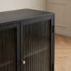 ai-miljoe-3-bronco-sk-nk-i-sort-st-l-med-riflede-glasl-ger-og-gyldne-greb-i-metal-fra-unique-furniture-40x132x85cm-236667 Bronco Skænk i Sort Stål med Riflede Glaslåger og Gyldne Greb i Metal fra Unique Furniture | 40x132x85cm - Billede 3