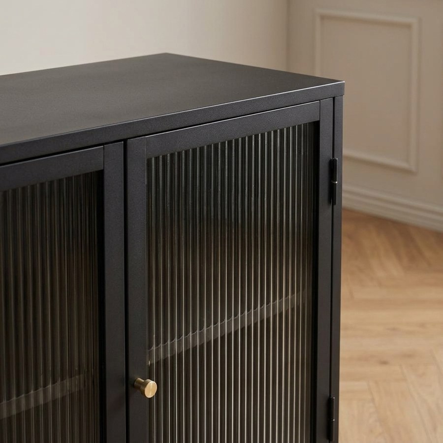 ai-miljoe-3-bronco-sk-nk-i-sort-st-l-med-riflede-glasl-ger-og-gyldne-greb-i-metal-fra-unique-furniture-40x132x85cm-236667 Bronco Skænk i Sort Stål med Riflede Glaslåger og Gyldne Greb i Metal fra Unique Furniture | 40x132x85cm - Billede 3