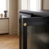 ai-miljoe-3-bronco-vitrineskab-i-sort-st-l-og-glas-med-guldfarvet-greb-fra-unique-furniture-40x111x140cm-236475 Bronco Vitrineskab i Sort Stål og Glas med Guldfarvet Greb fra Unique Furniture | 40x111x140cm - Billede 3