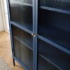 ai-miljoe-3-bronco-vitrineskab-i-st-l-bl-st-l-med-h-ndtag-i-guld-fra-unique-furniture-40x111x140cm-236476 Bronco Vitrineskab i Stål Blå Stål med Håndtag i Guld fra Unique Furniture | 40x111x140cm - Billede 3