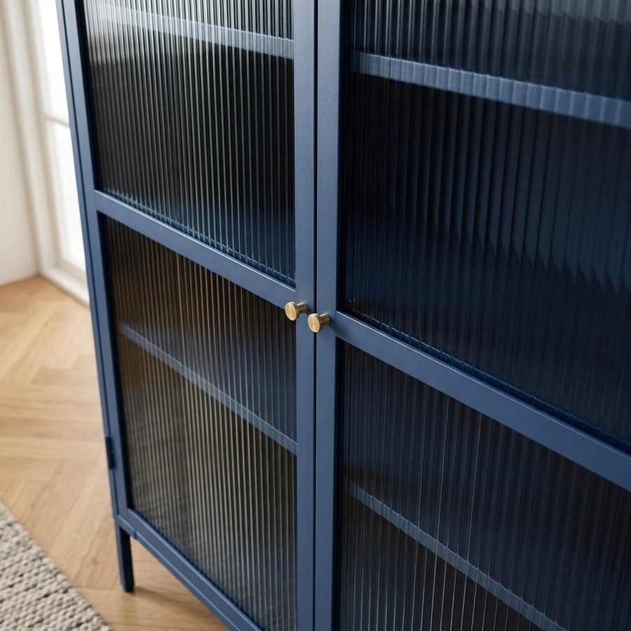 ai-miljoe-3-bronco-vitrineskab-i-st-l-bl-st-l-med-h-ndtag-i-guld-fra-unique-furniture-40x111x140cm-236476 Bronco Vitrineskab i Stål Blå Stål med Håndtag i Guld fra Unique Furniture | 40x111x140cm - Billede 3