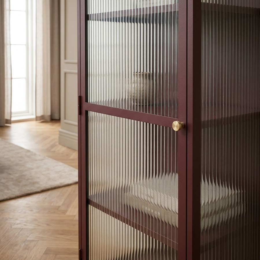 Bronco Vitrineskab i Vinrød Stål med Riflet Glasfront og Guldhåndtag fra Unique Furniture | 40x58x160cm - Billede 3