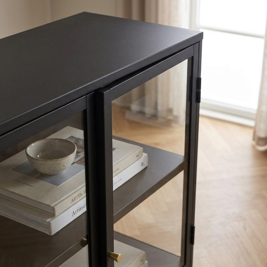 ai-miljoe-3-carmel-skab-i-sort-metal-med-guld-h-ndtag-og-d-re-i-h-rdet-glas-fra-unique-furniture-40x90x160cm-236807 Carmel Skab i Sort Metal med Guld Håndtag og Døre i Hærdet Glas fra Unique Furniture | 40x90x160cm - Billede 3