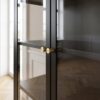 ai-miljoe-3-carmel-vitrineskab-i-sort-st-l-med-glasfronter-og-gyldne-h-ndtag-fra-unique-furniture-40x110x140cm-236803 Carmel Vitrineskab i Sort Stål med Glasfronter og Gyldne Håndtag fra Unique Furniture | 40x110x140cm - Billede 3
