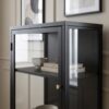 ai-miljoe-3-carmel-vitrineskab-i-sort-st-l-med-gyldent-h-ndtag-fra-unique-furniture-40x58x160cm-237030 Carmel Vitrineskab i Sort Stål med Gyldent Håndtag fra Unique Furniture | 40x58x160cm - Billede 3