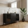 ai-miljoe-3-dalby-sk-nk-i-sort-st-l-med-2-glasl-ger-og-3-skuffer-fra-house-nordic-140x40x85-cm-160291 Dalby Skænk i Sort Stål med 2 Glaslåger og 3 skuffer fra House Nordic | 140x40x85 cm - Billede 3