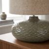 ai-miljoe-3-oldham-bordlampe-i-gr-n-keramik-fra-house-nordic-h44-162447 Oldham Bordlampe i grøn keramik fra House Nordic | H44 - Billede 3