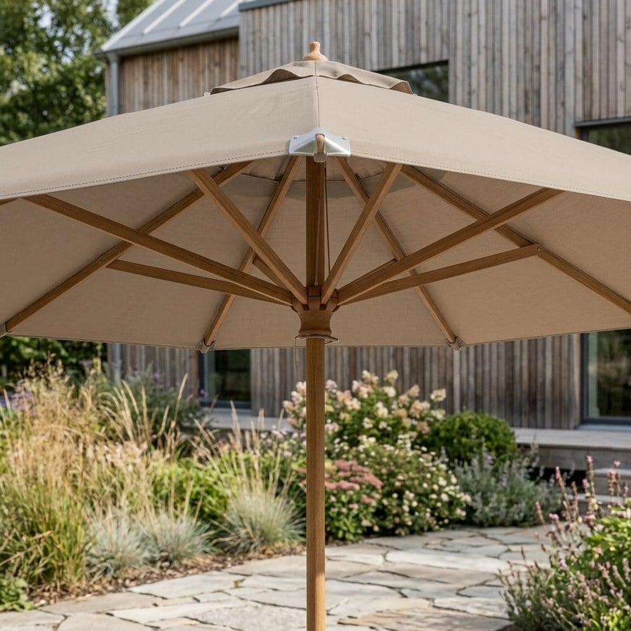 ai-miljoe-3-orlando-parasol-i-sandfarve-med-massiv-tr-stok-fra-house-nordic-300x300-cm-175964 Orlando Parasol i Sandfarve med Massiv Træstok Fra House Nordic | 300x300 cm - Billede 3