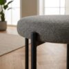 ai-miljoe-3-pelican-taburet-i-polyester-med-sort-metal-stel-fra-unique-furniture-b43-5xh48xd43-5cm-210434 Pelican Taburet i Polyester med Sort Metal Stel fra Unique Furniture | B43,5xH48xD43,5cm - Billede 3