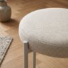 Pelican Taburet i Sandfarvet Polyesterstof med Stålben fra Unique Furniture | B43,5xH48xD43,5cm - Billede 3
