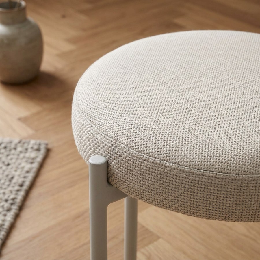 Pelican Taburet i Sandfarvet Polyesterstof med Stålben fra Unique Furniture | B43,5xH48xD43,5cm - Billede 3