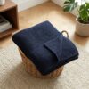 ai-miljoe-3-santos-plaid-i-m-rkebl-fra-house-nordic-genanvendt-bomuld-130x170-cm-188407 Santos Plaid i Mørkeblå Fra House Nordic | Genanvendt Bomuld - 130x170 cm - Billede 3