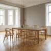 ai-miljoe-web-1-bowen-spisebordss-t-med-agustin-spisebordsstole-i-natur-egetr-fra-hous Bowen Spisebordssæt med Agustin Spisebordsstole i Natur Egetræ fra House Nordic | 6 Stole & 1 Bord - Billede 1