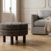 ai-miljoe-web-1-falkirk-puf-i-sort-polyester-ben-i-brun-fyrretr-fra-house-nordic-50xh3 Falkirk Puf i Sort Polyester & Ben i Brun Fyrretræ fra House Nordic | Ø50xH36 cm - Billede 1