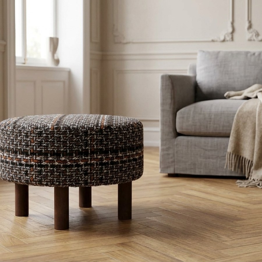 ai-miljoe-web-1-falkirk-puf-i-sort-polyester-ben-i-brun-fyrretr-fra-house-nordic-50xh3 Falkirk Puf i Sort Polyester & Ben i Brun Fyrretræ fra House Nordic | Ø50xH36 cm - Billede 1