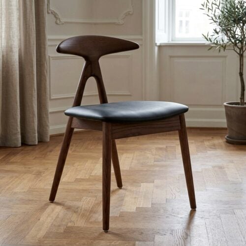 Lanuza Spisebordsstol i Sort PU & Ben i M&oslash;rkebrun Asketr&aelig; fra House Nordic | B48xL51xH77 cm - Billede 1