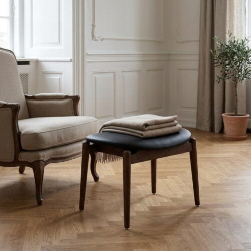 Olvera Fodskammel i Sort PU & Ben i Mørkebrun Asketræ fra House Nordic | B53,5xL43xH38 cm - Billede 1