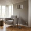 ai-miljoe-web-1-watton-gulvlampe-i-beige-gr-linen-st-l-fra-house-nordic-45xh150-cm Watton Gulvlampe i Beige/Grå Linen & Stål fra House Nordic | Ø45xH150 cm - Billede 1